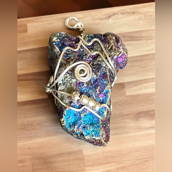 Gorgeous Peacock Ore Pendant - Picture 3 of 3